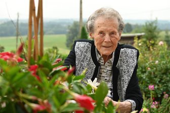 100-jährige Oma Ilse aus Seelitz schwört auf Whatsapp und Gymnastik - Ilse Weiß hat im Seelitzer Ortsteil Neuwerder am Samstag ihren 100. Geburtstag gefeiert. Unter anderem gehören zu ihrer Familie sechs Enkel, sechs Urenkel und zwei Ur-Urenkel.