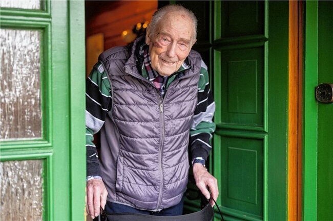 100-jähriger Blogger erzählt vom Krieg und einem blauen Auge - Peter Meisen hat viele Erinnerungen aus seinem langen Leben - und teilt sie mit der Internet-Gemeinde. Foto:RolfVennenbernd/dpa