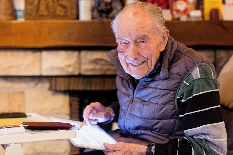 100-jähriger Blogger erzählt vom Krieg und einem blauen Auge - Peter Meisen, der 100-jährige Blogger, arbeitet in seinem Wohnzimmer an seinem Tablet. 