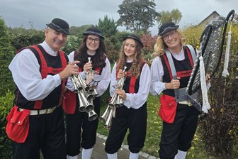 100 Jahre, 100 Musiker – und mittendrin die Lehmanns aus Mannichswalde: „Der Einmarsch wird ein ganz besonderer Moment“ - Bei dieser Familie stehen Spaß und Party oben auf der Liste: Robby Lehmann mit Ehefrau Susan und den Töchtern Rosa und Liese (2. v. r.) aus dem Crimmitschauer Ortsteil Mannichswalde.