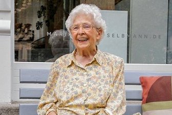100 Jahre alt und kein bisschen altmodisch: Was Erika Reimert aus Chemnitz von heutigen Haartrends hält - Erika Reimert ist 100 Jahre alt. Als die Friseurin jetzt ihren einstigen Arbeitsplatz besuchte, verriet sie ihr Fitnessrezept: Viel Gymnastik und viel Genuss. 