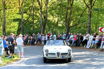 100 Jahre Bergpreis Mühlwand: Jubiläum mit Fahrzeugen, Erinnerungen und jeder Menge Spaß - Bei der Durchfahrt der Culitzsch-Ausfahrt war die Strecke voller Besucher.