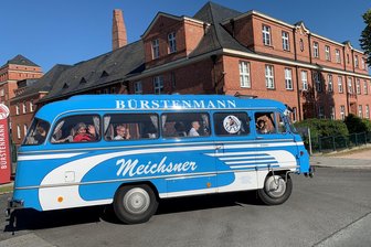 100 Jahre Bürstenmann in Stützengrün: Firma feiert mit Oldtimer-Bus und 300 Gästen - Rundfahrten starteten vom Werk der Firma Bürstenmann in Stützengrün.