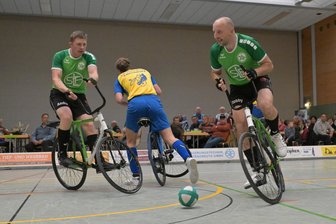 100 Jahre Edelweiß Fraureuth: Radballer sind mit Jubiläumsturnier vollauf zufrieden - Die Lokalmatadoren André Haase (links) und Robby Hupfer (rechts) vom RV Edelweiß Fraureuth belegten beim Jubiläumsturnier am Ende Rang 6 im stark besetzten, internationalen Teilnehmerfeld.