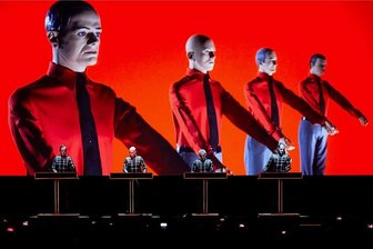 100 Jahre elektronische Musik mit 120 Beats pro Minute erzählt - Die Düsseldorfer Band Kraftwerk leitete 1970 mit ihrer revolutionären Klangästhetik das zweite Halbjahrhundert der elektronischen Musik ein. Ihre 3D-Multimedia-Installation "Der Katalog" bildet ein visuelles Zentrum der Ausstellung "Electro. Von Kraftwerk bis Techno" im Düsseldorfer Kunstpalast.