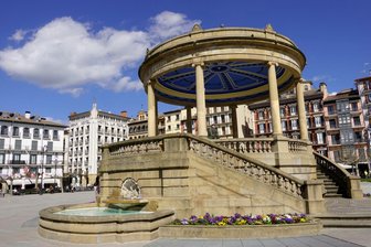 100 Jahre "Fiesta" – auf Hemingways Spuren in Pamplona - Plaza del Castillo - Hauptplatz von Pamplona: Im "Gran Hotel La Perla" (links im Hintergrund) soll Hemingway übernachtet haben.
