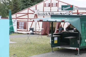 100 Jahre Freibad Crossen – Festwochenende und kaum einer geht hin - Festzelt und Imbissstände besuchten am Samstagnachmittag nur sehr wenige Gäste.