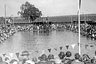100 Jahre Freibad Leubnitz - wo früher die Wimpel wehten - Das Leubnitzer Freibad bei einem Fest in den 1930er-Jahren. Zu sehen sind unter anderem eine Holzrutsche (links) und ein Sprungturm (hinten MItte). 