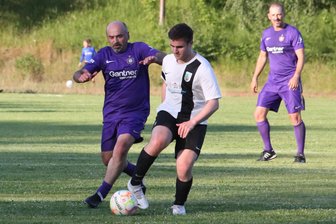 100 Jahre Fußball in Bermsgrün: Veilchenidole von einst locken die meisten Zuschauer an - Auch Khvicha Shubitidze (l.), einst Aufstiegsheld unter Kulttrainer Gerd Schädlich und heute Leiter der Auer Nachwuchsschmiede, lief in der Traditionself des FCE mit auf.
