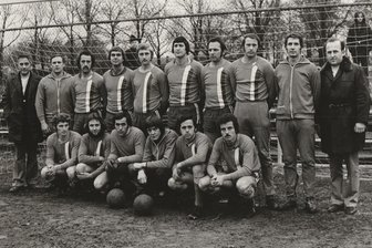 100 Jahre Fußball in Krumhermersdorf: "Der Aufstieg war ein Zufallsprodukt" - Diese Krumhermersdorfer Mannschaft schaffte 1976 erstmals den Aufstieg in die DDR-Liga: Trainer Heinz Weber, Peter Haase, Gert Harnisch, Gottfried Fritzsche, Bernd Brödner, Willi Lang, Günter Messig, Steffen Güldner, Klaus Wollnitzke, Herbert Göpfert (hinten v.l.n.r.), Fritz Päßler, Johnny Schuffenhauer, Steffen Richter, Volker Uhlmann, Frank Hunger und Jürgen Günther (vorne v.l.n.r.). Der Mythos des "Fußballdorfes" entstand. 