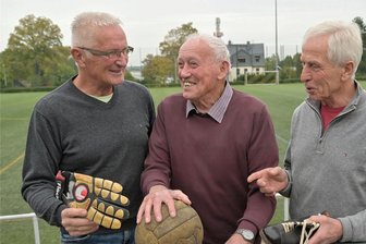 100 Jahre Fußball in Niederdorf: Legenden lassen die Vergangenheit aufleben - Plausch alter Weggefährten: Jörg Weißflog (v l.), Peter Schaarschmidt und Ex-CFC-Trainer Christoph Franke.