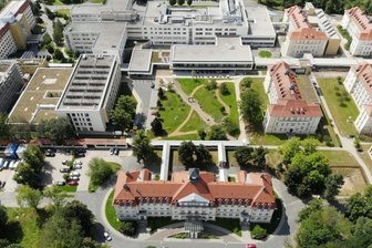 100 Jahre Hoffnung auf Heilung - 1928 - sieben Jahre nach der Eröffnung - wirkte das Gelände noch viel weitläufiger als heute, obwohl der Parkcharakter noch spürbar ist.