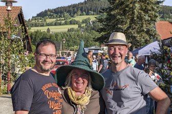 100 Jahre Humpel in Annaberg: Wie ein Wohngebiet seine Nachbarn wieder zusammenbringt - Andy Roscher, Humpelhexe Hanka Meyer und Oli Schwipper (v. l.) auf dem Humpelfest.