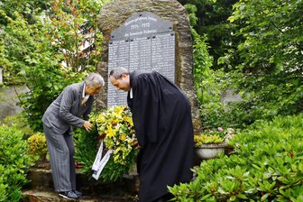 100 Jahre Kriegerdenkmal in Rübenau: Ein stilles Zeichen für Frieden und Erinnerung - Pfarrer Franz Scheunpflug legte mit Christine Freier einen Kranz nieder.