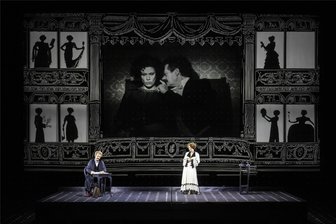 100 Jahre nach der Uraufführung: Semperoper zeigt Strauss’ Ehe-Seifenoper „Intermezzo“ - Dresden 1924: Hofkapellmeister Robert Storch (Christoph Pohl) und seine Gattin Christine (Maria Bengtsson) bilden die Bühnenfiguren von Richard Strauss‘ Oper “Intermezzo“, während Pauline (Katharina Pittelkow) und Richard Strauss (Erik Brünner) als Alter Egos von ihrer Loge aus über die Premiere wachen. Die Schattenrisse deuten andere starke Frauenfiguren aus Opern von Strauss an, die später noch zum Leben erwachen.