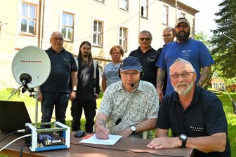 100 Jahre Radio in Mittweida: Ein Verein funkt sogar bis zur Raumstation - Mitglieder des Ortsverbands Mittweida des Deutschen Amateur-Radio-Club kamen am 1. Mai am Schloss Ringethal zusammen, mit dabei: Volker Saupe und Vorsitzender Thomas Beierlein (vorn von links).