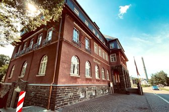100 Jahre Rathaus im Erzgebirge: Kinder und Jugendliche präsentieren ihre Ortsprojekte - Das Meinersdorfer Rathaus war erst 2024 fertig saniert worden.