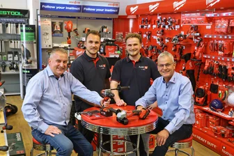 100 Jahre Rülke in Glauchau: Die nächste Generation steht bei den Werkzeug-Experten schon in den Startlöchern - Für die Nachfolge ist innerhalb der Familie gesorgt: Uwe Rülke (links) und Jens Rülke (rechts) werden den Betrieb in den nächsten Jahren an Lukas Rülke (2. von links) und Jonas Rülke (2. von rechts) übergeben.
