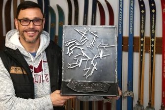 100 Jahre Skisport: Wie in Geyer alles begann - Ronny Schönfelder, der Vizepräsident des SSV Geyer, freut sich über die Ausstellung, die auch einige Trophäen von Eric Frenzel zeigt. Im Bild ein Pokal vom Weltcup in Seefeld. 
