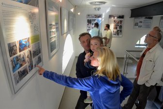 100 Jahre Talsperre und Kettensägenschnitzer: Wasser und Holz locken 2000 Gäste nach Muldenberg - Viel Interesse in Muldenberg: Familie Schuster aus Mehltheuer interessiert sich für eine kleine Ausstellung.