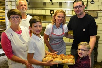 100 Jahre Tradition: Beim Kirsten-Bäcker in Hainichen gibt's Brötchen aus Großvaters Ofen - Drei Generationen der Bäckerei Kirsten in Hainichen am "alten Ofen": Vorn die Kinder Scott (r.) und Billy, dahinter die Eltern Steffi und Nils, links die Großeltern Michael und Gerlinde.