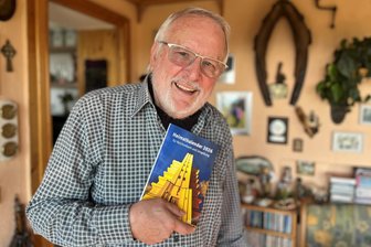 100 Jahre Wasserturm und vieles mehr: Das bietet der Heimatkalender 2026 für Reichenbach und Umgebung - Wolfgang Viebahn mit dem druckfrischen Heimatkalender 2026 für Reichenbach und Umgebung.