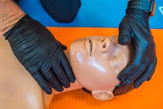 100 Kompressionen pro Minute: Herzkranke üben Reanimation - Bei einer Notsituation sollte im ersten Schritt der Puls überprüft werden.