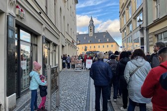 100 Meter Schlange vor dem Weihnachtsflohmarkt in Annaberg: Schnäppchenjagd wird zur Geduldsprobe - Die Menschenschlange erreichte zeitweise eine Länge bis zu 100 Meter.