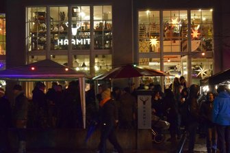 „100-Meter“-Weihnachtsmarkt auf dem Chemnitzer Kaßberg trotzt Regen und Feuerwehreinsatz - Der "100-Meter"-Weihnachtsmarkt lockte viele Gäste auf den Kaßberg