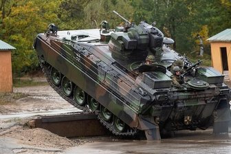 100 Milliarden Euro für die marode Bundeswehr - Ein Schützenpanzer der Bundeswehr vom Typ Marder, der von Rheinmetall Landsysteme gebaut wird, fährt bei einer Informationslehrübung über ein Hindernis.