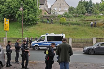 100 Rechtsextreme feiern in Uhlig-Mühle am Sachsenring – Kleine Gruppe protestiert dagegen - Mit insgesamt 80 Kräften, die einander ablösten, war die Polizei vom Samstagmorgen bis Mitternacht rund um die Uhlig-Mühle im Einsatz. Es ging darum, mögliche Zusammenstöße sowie potenzielle Straftaten zu verhindern.