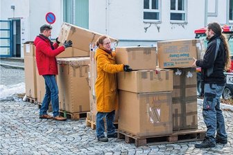 100 restaurierte Instrumente und ihre Reise von Chemnitz nach Uganda - Kurz vor der Reise: Stefan Berghold, Anna und Bernhard Kroning (von links) beim Verladen der rund 100 Instrumente.