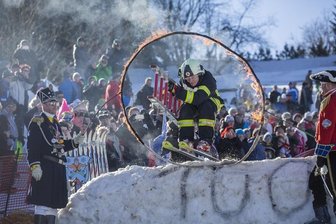 100. Skifasching in Oberwiesenthal - Ein Sprung durch einen brennenden Reifen zählte zu den Höhepunkten des Events.
