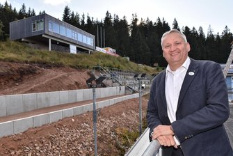 100 Tage bis zur Rodel-WM in Sachsen: Die Altenberger Bahn ist noch eine Baustelle - WIA-Chef Jens Morgenstern vor einem "seiner" Bauprojekte: Bis zur Rodel-WM Ende Januar entsteht hier eine neue Tribüne, auf der wie auf der alten rechts daneben noch einmal 1000 Zuschauer Platz finden.