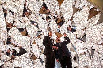 100 Tage „Fabrik der Fäden“ in Plauen: So kommt das neue Spitzenmuseum an - Eines der beliebtesten Fotomotive in der „Fabrik der Fäden“ ist das Kaleidoskop - hier spiegeln sich Kulturbürgermeister Tobias Kämpf (links) und Sebastian Dressel. Er leitet das Museum.