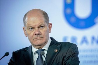 100 Tage im Amt - Olaf Scholz als Krisenkanzler - SPD-Kanzler Olaf Scholz hat sich diese Krise nicht herbeigesehnt. Zugleich aber hat sie sein Rollenprofil geschärft - weg vom Moderator eines starren Koalitionsvertrags hin zum eigenständig handelnden Regierungschef.