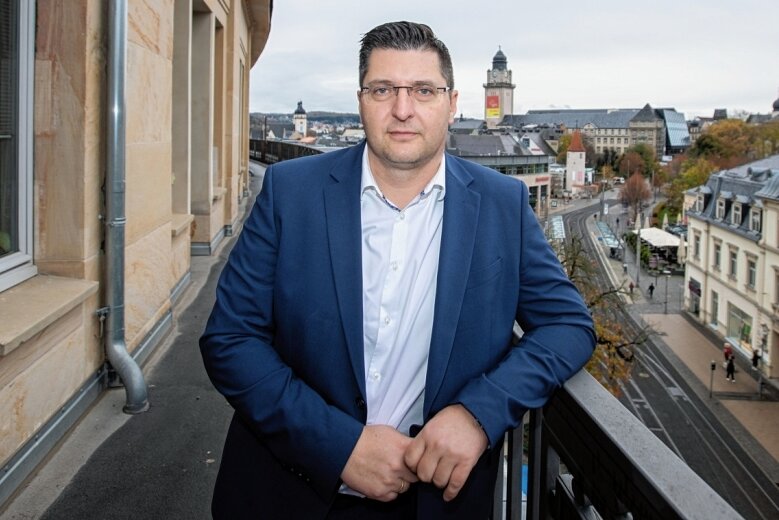 100 Tage im Amt: Was der neue Landrat schon erreicht hat - Thomas Hennig auf dem Balkon seines Büros im Behördensitz in Plauen. Der CDU-Politiker hat als Landrat des Vogtlandkreises bewegte erste 100 Tage im Amt absolviert. 