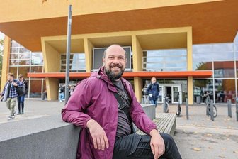 100 Tage in russischer Gefangenschaft: Ukrainer erklärt in Chemnitz, wie Putin tickt - Der Ukrainer Kostiantyn Velychko, der 100 Tage in russischer Haft war, nimmt am kommenden Dienstag an einer Podiumsdiskussion zu den Auswirkungen des Krieges gegen die Ukraine im Hörsaalgebäude der Technischen Universität Chemnitz teil. 