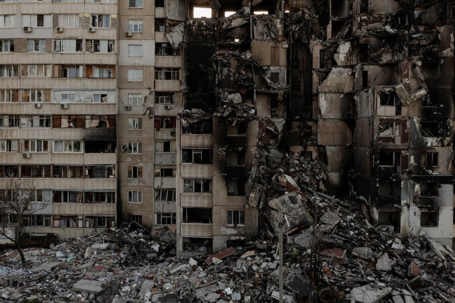 100 Tage Ukraine-Krieg: In einer neuen Welt - Ein durch mehrfachen russischen Beschuss schwer beschädigtes Gebäude an einer Frontlinie in Charkiw. 