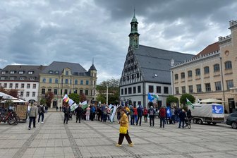 100 Teilnehmer bei „Freie Sachsen“-Kundgebung in Zwickau - Die Teilnehmer der Demonstration in Zwickau trugen Flaggen der rechtsextremen „Freien Sachsen“