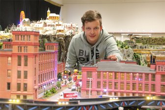 100 Züge auf 800 Metern Schiene: Modellbauer in Flöha bringen die Alte Baumwolle zum Dampfen - Markus Dubslaff bedient den Teil der Anlage, auf dem das Areal rund um die Flöhaer Baumwolle zu sehen ist.