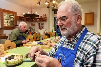 1000 Ausstellungsstücke zu bewundern - In Borstendorf bereiten die Schnitzer die Große Schnitz- und Bastelausstellung vor. Jürgen Schönherr hat für Miniaturschnitzereien ein gutes Auge.