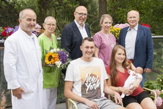 1000. Baby im DRK-Krankenhaus Rabenstein - David Schmidt und Lea Charline Fankhänel mit Jubiläumsbaby Milas. Im Hintergrund: Dr. med. Gunter Leichsenring, Leiter der Geburtshilfe am DRK Krankenhaus Chemnitz-Rabenstein Stationsleiterin Geburtshilfe Grit Schuster, Verwaltungsratschef J. Michael Müller, Hebamme Marie-Theres Windisch und Geschäftsführer Dr.-Ing. Herbert Günther (von links.)
