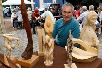 1000 Besucher auf Holzkunstmarkt - Roland Flechtner an seinem Stand: "Man spürt bei den Märkten schon, dass es etwas ruhiger zugeht."