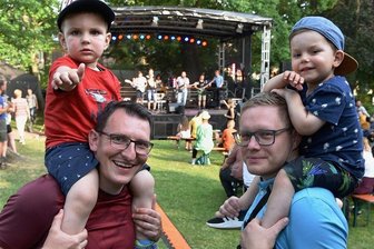 1000 Besucher schauen bei Parkfest in Zschopau vorbei - Theo und Steve Rothe (links) sowie Finn und Patrick Latiszew lauschen den Klängen von The Boomberries. 