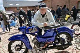 1000 Besucher und 300 Kult-Mopeds: So lief das Simson-Treffen im Erzgebirge - Steffen Pinkert hat aus einem Spatz Baujahr 1964 ein echtes Schmuckstück gemacht. Zu sehen gewesen ist es am Sonntag beim Simsontreffen in Stollberg.