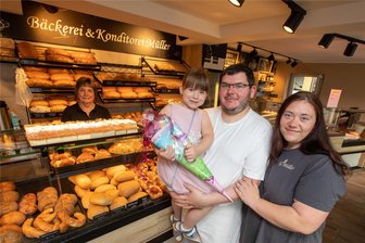 1000 Brötchen, 20 Torten, dutzende Blechkuchen: Wie eine Bäckerfamilie aus dem Vogtland den Schulanfangswahnsinn meistert - Die sechsjährige Jasmin freut sich auf ihren Schulanfang. Für Bäckermeister Erik Müller und seine Frau Kristin wird es auch ein Großkampftag.