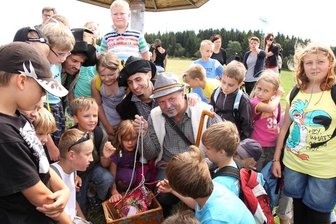 1000 Entdecker nutzen Sommer für spannende Fußmärsche - Der Schatz ist gefunden: Zirka 50 Kinder unterstützten am Dienstag Fritz Stülpner bei der Suche am Spiegelwald.