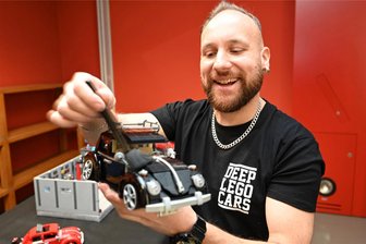 1000 Legosteine und ein Pinsel für einen Mini-VW im Museum „Die Weberei“ in Oederan - Dirk „Lenny" Lenort aus Dresden: 20 Legoautos hat er original nachgebaut von Trabant, VW, B 1000 und Mercedes. Mit Kosmetik-Pinsel werden sie für die Schau im Museum „Die Weberei“ Oederan hübsch gemacht.
