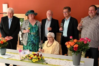 1000 Likes zum 100. Geburtstag: Das Leben und die Musik von Johanna Martin - Zum 100. Geburtstag gratulierte Johanna Martin in Hainichen auch Oberbürgermeister Dieter Greysinger (l.), mit dabei war nach langem Krankenhausaufenthalt nun die langjährige Kulturamtsleiterin Evelyn Geisler (2. v. l.).